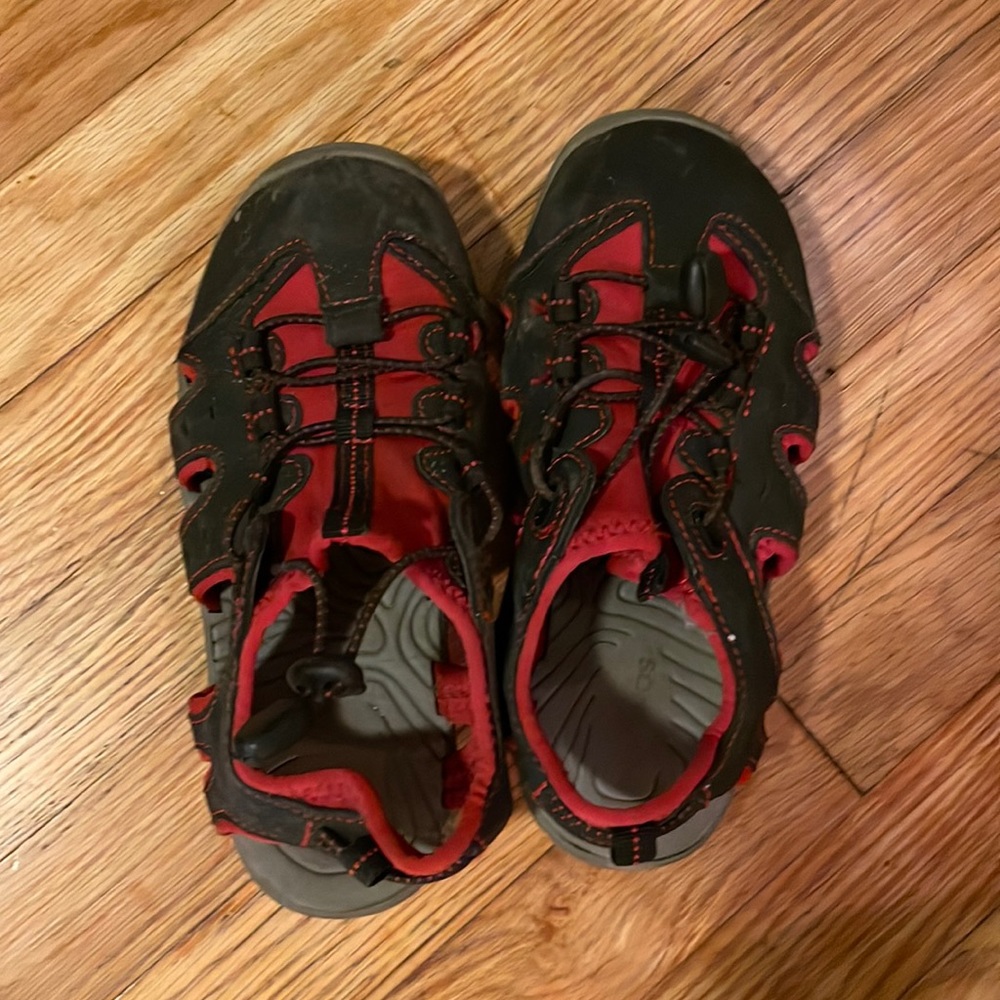 Kids water shoes/sandals